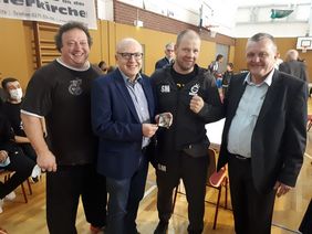 v.l.n.r. Olaf Leib (Präsident Boxverband Sachsen), Sven Schulze (Oberbürgermeister Chemnitz), Steffen Müller (Delegation Düsseldorf) und Wolfgang Koß (Präsident Boxclub Chemnitz 94)