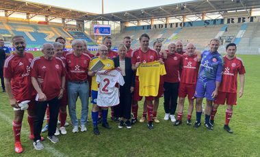 Auf Einladung aus Chemnitz spielte die Traditionsmannschaft von Fortuna Düsseldorf ein kleines Turnier in der Partnerstadt. Das Team aus Düsseldorf ging als Sieger mit vier Punkten aus dem Turnier hervor und bedankte sich beim Chemnitzer Oberbürgermeister Sven Schulze herzlich mit einem Fortuna-Trikot für die Einladung. ©Andreas Hecker/F95
