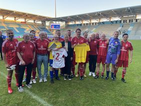 Auf Einladung aus Chemnitz spielte die Traditionsmannschaft von Fortuna Düsseldorf ein kleines Turnier in der Partnerstadt. Das Team aus Düsseldorf ging als Sieger mit vier Punkten aus dem Turnier hervor und bedankte sich beim Chemnitzer Oberbürgermeister Sven Schulze herzlich mit einem Fortuna-Trikot für die Einladung. ©Andreas Hecker/F95