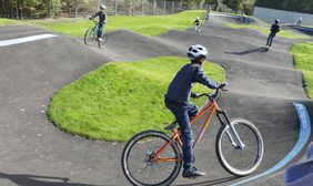 Der neue Pumptrack in Rath war sofort sehr begehrt bei den Kindern, die dort mit Rad oder Roller über die Strecke sausten