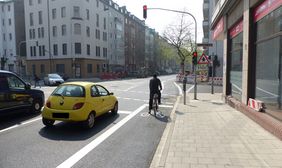 Der neue Radweg auf der Worringer Straße ist das erste Teilstück der 1,3 Kilometer langen Fahrradachse Karlstraße - Worringer Straße