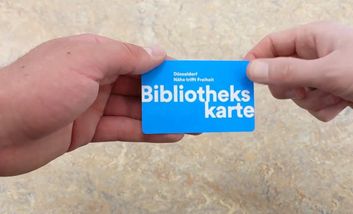 Eine Bibliothekskarte wird ausgehändigt.