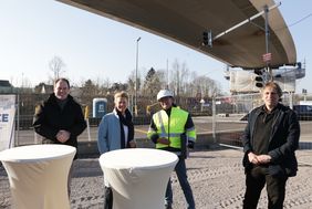 Stephan Ueter, Amt für Brücken-, Tunnel- und Stadtbahnbau (2.v.r.), stellt Oberbürgermeister Dr. Stephan Keller, Verkehrsministerin Ina Brandes und dem Mobilitätsdezernenten Jochen Kral Einzelheiten zum Baufortgang an der U 81 vor. Foto: Ingo Lammert