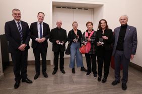 v.l.: Stefan Coners (Vizepräsident Amtsgericht Düsseldorf), Oberbürgermeister Dr. Stephan Keller, Eckhard Bartling, Dagmar Burkandt, Monika Scholl, Barbara Materne-Blunk und Ralf Molnar (Leiter Arbeitskreis Düsseldorfer Schiedsleute). Foto: Landeshauptstadt Düsseldorf / David Young