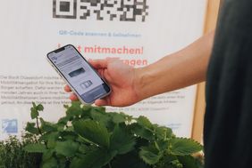 Der Weg zur Befragung zu den geplanten neuen Mobilitätsstationen ist einfach. Vor Ort stehen Infostelen über deren QR-Code die Interessierten mit ihren Smartphones direkt zur standortspezifischen Umfrage gelangen © Connected Mobility Düsseldorf 