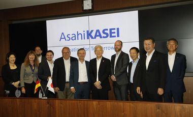 Die Delegation rund um Oberbürgermeister Thomas Geisel mit Vertretern des Unternehmens Asahi Kasei. Fotos: Hans Sautter