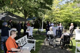 Im großen Garten der Senioren-Residenz Kruppstraße traf Oberbürgermeister Thomas Geisel (mit Mikrophon) auf Mitarbeiter*innen und Bewohner*innen. Foto: Ingo Lammert