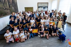 Kunstwettbewerb "DIE KLEINE" für Grundschulen: OB Dr. Stephan Keller und Felix Krämer mit den Preisträgerinnen und Preisträgern, Foto: Anne Orthen