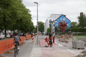 Die Pflasterarbeiten für die Radleitroute 2 an der Hansaallee laufen. © Landeshauptstadt Düsseldorf/Ingo Lammert