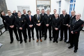 Oberbürgermeister Dr. Stephan Keller (Mitte), Feuerwehrdezernent Christian Zaum (4.v.l.) und Feuerwehrchef David von der Lieth (5.v.r.) mit den geehrten Ehrenamtlern. Foto: Michael Gstettenbauer