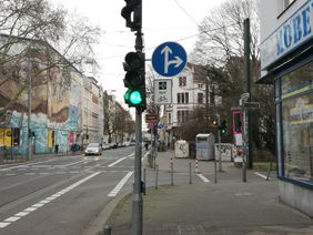 Frisch installiertes Grünpfeilschild für Radler an der Aachener Straße, Fahrtrichtung Nord, Abbiegemöglichkeit in die Karolingerstraße, © Landeshauptstadt Düsseldorf, Amt für Verkehrsmanagement