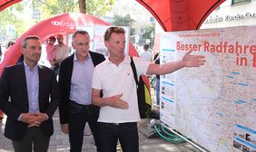 Ingo Pähler, Leiter des Amtes für Verkehrsmanagement (r.) informiert Oberbürgermeister Thomas Geisel und Rheinbahn-Vorstandsvorsitzenden Klaus Klar auf der Infomeile am Stand des Amtes über den aktuellen Stand des Ausbaus des Radwegenetzes in Düsseld