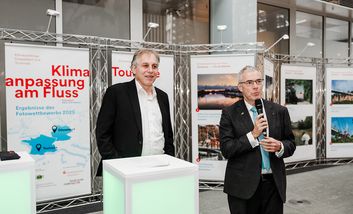 Eröffnung der Ausstellung im Foyer der Stadtsparkasse Düsseldorf mit Umweltdezernent Jochen Kral und dem Vorstandsvorsitzenden der Stadtsparkasse, Dr. Stefan Dahm (rechte Seite).