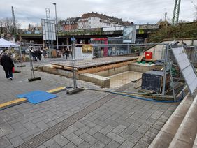 Foto von der Baustelle des Fahrradparkturms auf dem Vorplatz der Bilker Arkaden.