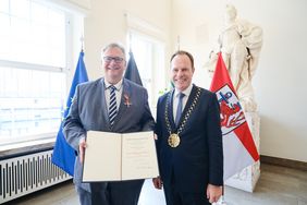 Oberbürgermeister Dr. Stephan Keller (r.) überreichte Michael Inden im Rathaus das Bundesverdienstkreuz; Fotos: Gstettenbauer