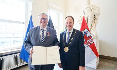 Oberbürgermeister Dr. Stephan Keller (r.) überreichte Michael Inden im Rathaus das Bundesverdienstkreuz; Fotos: Gstettenbauer