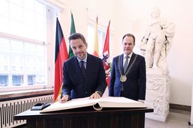 Rafał Trzaskowski, Stadtpräsident von Warschau, hat sich bei seinem Besuch im Düsseldorfer Rathaus in das Goldene Buch der Stadt eingetragen. Foto: David Young