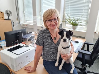 Ausbilderin mit Hund auf dem Arm, Foto: Amt für Soziales, Uschi Kieninger