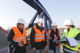 Besuch auf der Baustelle der U 81: Mobilitätsdezernent Jochen Kral, Oberbürgermeister Dr. Stephan Keller, NRW-Verkehrsministerin Ina Brandes und Stephan Ueter, Amt für Brücken-, Tunnel- und Stadtbahnbau (v.l.). Foto: Ingo Lammert