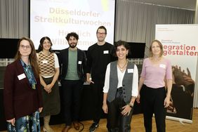 Anna-Maria Weihrauch (l.), Leiterin des Kommunalen Integrationszentrums, eröffnete die Auftaktveranstaltung der ersten Düsseldorfer Streitkulturwochen im Bürgerhaus Bilk, zu der rund 90 Teilnehmende kamen © Landeshauptstadt Düsseldorf/Ingo Lammert