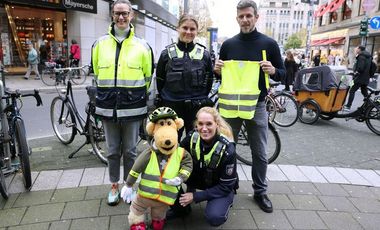 Bei der Aktion "Sicher durch die dunkle Jahreszeit": Sonja Zimmer, Verkehrswacht, Kathrin Rothe, Polizei und Kai Fischer für das Amt für Verkehrsmanagement der Stadt (oben, v.l.) sowie Sonja Martin, Polizei (vorn). Foto: David Young 