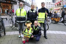 Bei der Aktion "Sicher durch die dunkle Jahreszeit": Sonja Zimmer, Verkehrswacht, Kathrin Rothe, Polizei und Kai Fischer für das Amt für Verkehrsmanagement der Stadt (oben, v.l.) sowie Sonja Martin, Polizei (vorn). Foto: David Young 