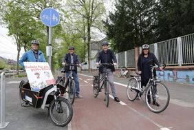 Foto von Umweltdezernentin Helga Stulgies, Oberbürgermeister Dr. Stephan Keller, Umweltamtsleiter Thomas Loosen und Stadtradeln-Koordinator Ernst Schramm (v.r.). 