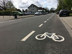 Foto von den aufgefrischten Radwegmarkierungen.