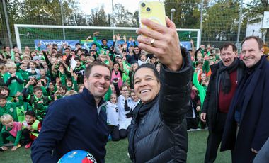 Einmal lächeln bitte! Philipp Lahm, Célia Šašić, Burkhard Hintzsche und OB Dr. Stephan Keller vor den vielen begeisterten Kindern des SV Wersten 04. Fotos: Kenny Beele