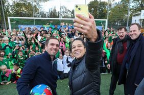 Einmal lächeln bitte! Philipp Lahm, Célia Šašić, Burkhard Hintzsche und OB Dr. Stephan Keller vor den vielen begeisterten Kindern des SV Wersten 04. Fotos: Kenny Beele