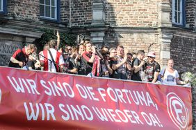 Zur Überraschung der Fans traten Die Toten Hosen auf die Bühne vorm Rathaus und intonierten unter anderem Kult-Songs wie "An Tagen wie diesen!", "You'll Never Walk Alone!" und das "Altbierlied". Foto: Melanie Zanin