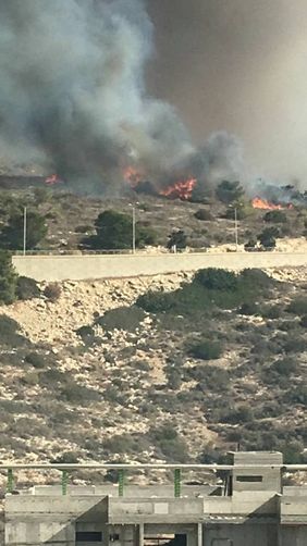 Großbrand auf einem Berg oberhalb einer Straße