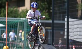 Auf der Bezirkssportanlage Oberkassel startete der Petit Depart 2018. © Landeshauptstadt Düsseldorf/David Young