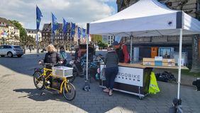 Foto von Katharina Metzker, Leiterin des Amtes für Verkehrsmanagement mit einem Lastenrad auf der Cargobike Roadshow am Burgplatz