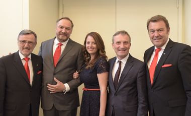 OB Geisel (2.v.r.) mit CC-Präsident Michael Laumen, dem designierten Prinzenpaar Carsten II. und Yvonne und CC-Geschäftsführer Hans-Jürgen Tüllmann. Foto: Wilfried Meyer