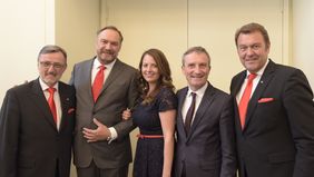 OB Geisel (2.v.r.) mit CC-Präsident Michael Laumen, dem designierten Prinzenpaar Carsten II. und Yvonne und CC-Geschäftsführer Hans-Jürgen Tüllmann. Foto: Wilfried Meyer