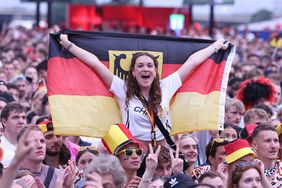 Über 20.000 Zuschauer verfolgten die Partie auf den Festivalflächen in der Stadt. Foto. David Young