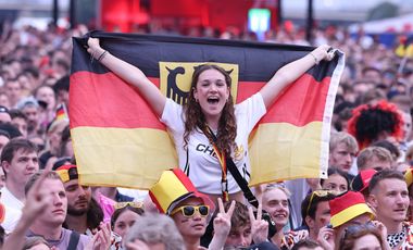 Über 20.000 Zuschauer verfolgten die Partie auf den Festivalflächen in der Stadt. Foto. David Young