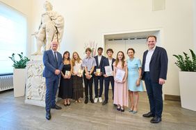 OB Dr. Keller (r.) mit Generalkonsul Dr. Etienne Sur (l.), Ariane Bommers (r.), Präsidentin des DFK, den Nominierten, der 1. Preisträgerin, Caroline Bouquet (2.v.r.), und dem 2. Preisträger,  Reinhart Seepolt-Macros (2.v.r.), Foto: LHD/Claus Langer