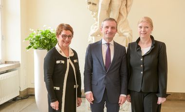 Oberbürgermeister Thomas Geisel mit Mariet Verhoef-Cohen (links) und Dr. Susanne von Bassewitz, die Weltpräsidentinnen von Soroptimist International und Zonta International, im Jan-Wellem-Saal