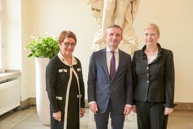 Oberbürgermeister Thomas Geisel mit Mariet Verhoef-Cohen (links) und Dr. Susanne von Bassewitz, die Weltpräsidentinnen von Soroptimist International und Zonta International, im Jan-Wellem-Saal