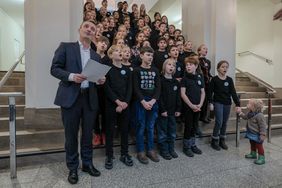 Oberbürgermeister Thomas Geisel empfing den Chor des Comenius-Gymnasiums am 21. Dezember zum traditionellen Weihnachtssingen im Rathaus