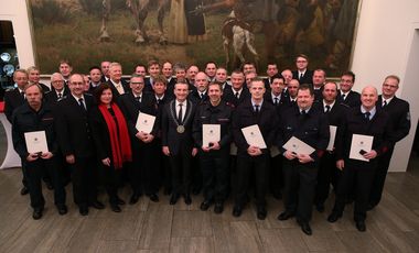 33 Feuerwehrleute und der ehemalige Feuerwehr-Direktor Peter Albers wurden mit den Feuerwehr-Ehrenzeichen beziehungsweise Albers mit der Feuerwehr-Ehrennadel ausgezeichnet