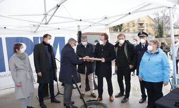 Großer Bahnhof bei der Grundsteinlegung zur neuen Jugendverkehrsschule: Vetreter von Politik, Polizei, Verkehrswacht, Zukunftswerkstatt, Schützen und der Stadt waren zur Grundsteinlegung gekommen. Foto: Ingo Lammert 