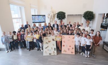 Oberbürgermeister Dr. Stephan Keller (M.) hat am Dienstag, 18. Juni, die Preisträger des Kunstwettbewerbs "DIE KLEINE" im Jan-Wellem-Saal des Düsseldorfer Rathauses geehrt, Foto: Michael Gstettenbauer