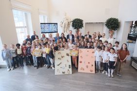 Oberbürgermeister Dr. Stephan Keller (M.) hat am Dienstag, 18. Juni, die Preisträger des Kunstwettbewerbs "DIE KLEINE" im Jan-Wellem-Saal des Düsseldorfer Rathauses geehrt, Foto: Michael Gstettenbauer