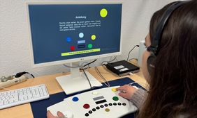 Frau beim Leistungstest am PC © Gesundheitsamt Düsseldorf