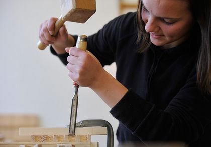 Tischlerin bei der Arbeit mit dem Stechbeitel