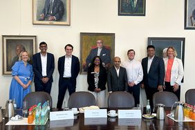 Abschließender Roundtable über die nächsten Schritte im Ältestenratssaal. (v.l.n.r.) Theresa Proyer, Refenrentin für Internationale Fachkräfte IHK Düsseldorf; Mukund N.M, COO Ethnus Consulting Services; Felix Fröhlich, India-Desk der Wirtschaftsförderung Düsseldorf; Shyney Vallomtharayil, Teamleiterin Prozess- und Integrationsberatung, Fachkräfteagentur International NRW (FAI NRW); Dr. Sharanprakash Patil, Minister für Kompetenzentwicklung und medizinische Ausbildung; Thorsten Kiefer, Geschäftsführer Deutsche Fachkräfteagentur (DeFa); Dr. M. C. Sudhakar, Minister für Hochschulbildung; Bettina Löhr, India-Desk der Wirtschaftsförderung Düsseldorf © Mukund N.M 
