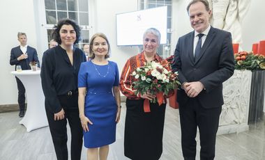 Oberbürgermeister Dr. Stephan Keller mir der türkischen Generalkonsulin Ayşegül Gökçe (2.v.l.) sowie mit Zeynep Gürsoy (2.v.r.) und Dr. Dilek Gürsoy. Zeynep Gürsoy war eine der Gastarbeiterinnen der ersten Stunde; Fotos: Gstettenbauer 